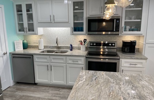 Sunnyside Condo | Pinnacle Port C2-204 - BRAND NEW RENO Completed June 2021! 3 Bed 3 Bath Condo