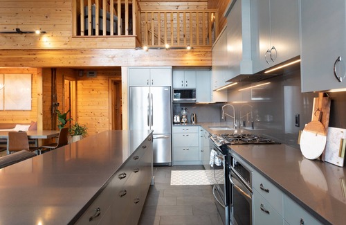 Upper Village House | Pinnacle Ridge 34 - Ski in Ski out, Private Hot Tub, Recently Renovated, Gas Fireplace