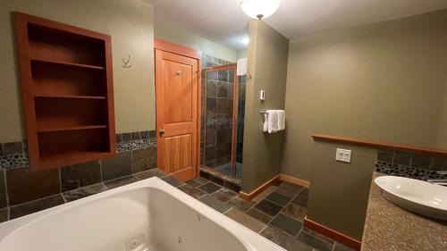 East Kootenay Ski Chalet | Pinnacle Ridge by StayIn