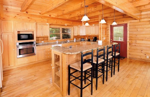 Pittman Center Cabin | Pinnacle Vista Lodge - Pet Friendly, Mountain Views, Pool Table, Hot Tub