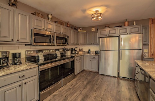 Gatlinburg - Pigeon Forge Cabin | PinnacleView: POOL, Breathtaking Views, Movie Room, Games, Hot Tub, Wifi