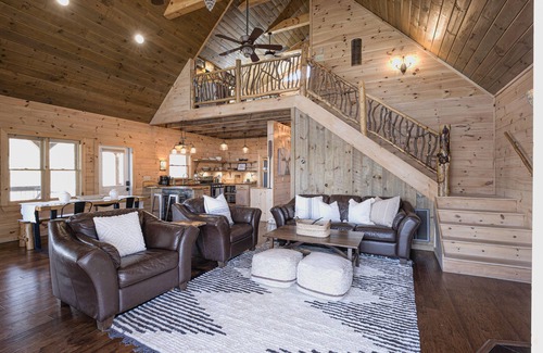 Blue Ridge Cabin | ♥ Pinterest Perfect, Charming Cabin ★ King Bed, Hot Tub, Xbox, Spacious Deck