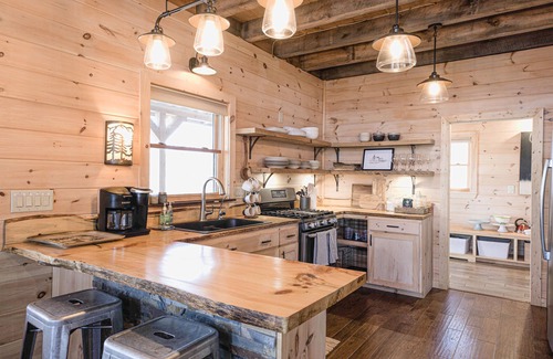 Blue Ridge Cabin | ♥ Pinterest Perfect, Charming Cabin ★ King Bed, Hot Tub, Xbox, Spacious Deck