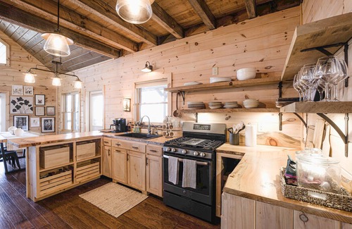 Blue Ridge Cabin | ♥ Pinterest Perfect, Charming Cabin ★ King Bed, Hot Tub, Xbox, Spacious Deck