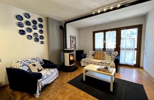 Pinzolo Apartment | Pinzolo Centro - Baita Spaziosa con Vista sui Monti