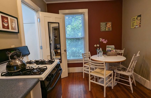 Oneonta House | Pioneer Cottage Pristine 1 bedroom home, 5 minutes to All Star, private patio