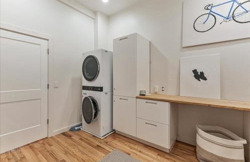 Hurricane Apartment | Pioneer Park Splash Pad Close & Pet Friendly