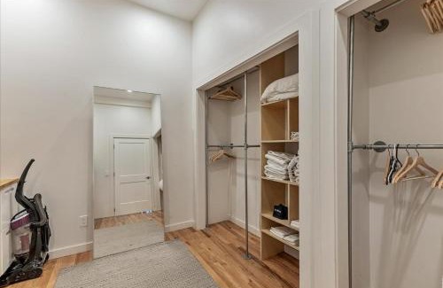 Hurricane Apartment | Pioneer Park Splash Pad Close & Pet Friendly