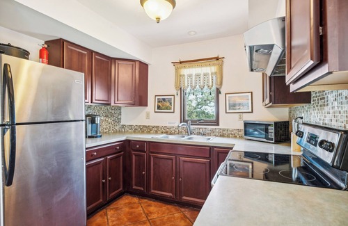 Pipe Creek House | Pipe Creek Escape w/Screened-In Porch & Hot Tub!