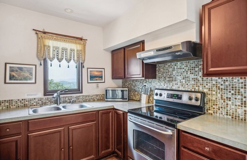 Pipe Creek House | Pipe Creek Escape w/Screened-In Porch & Hot Tub!
