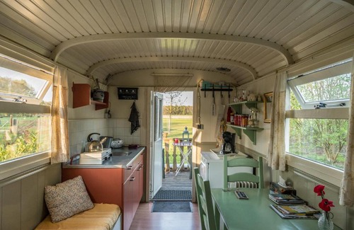 Onstwedde Bed & Breakfast | Pipowagen Lidewei Groningen Westerwolde unieke ligging met eigen tuin en vrij uitzicht over veld naar natuurgebied