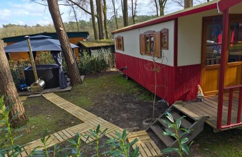 Lanaken Ski Chalet | pipowagen met prive Hot tub