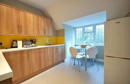 West Cliff Cottage | Pippin House A - an apartment that sleeps 6 guests in 3 bedrooms