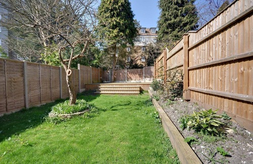 West Cliff Cottage | Pippin House A - an apartment that sleeps 6 guests in 3 bedrooms