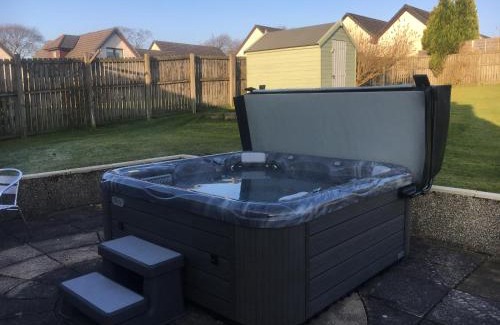 Airdrie House | Pippin, Tranquil Scottish Cottage with Hot Tub