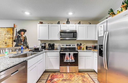 Pine Ridge House | Pirate Escape: Near Rainbow Springs State Park!