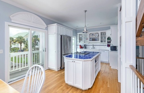 Saint Helena Island House | Pirate's Den - Charming Getaway on Harbor!
