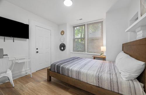 Shadyside House | Pittsburgh Shadyside 1E Bright and Modern Private Bedroom with Shared Bathroom