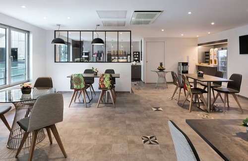13th Arrondissement Apartment | Place D'Italie Studio Apartment With Aircon