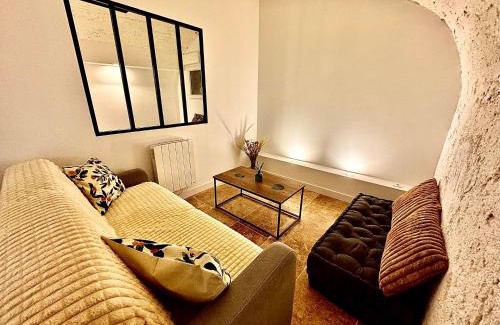 La Madeleine Apartment | Place de parking au pied du logement - spacieux et atypique