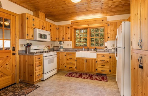 North Wawona House | Place to Call Home - Cabin INSIDE Yosemite! - Dog Friendly!