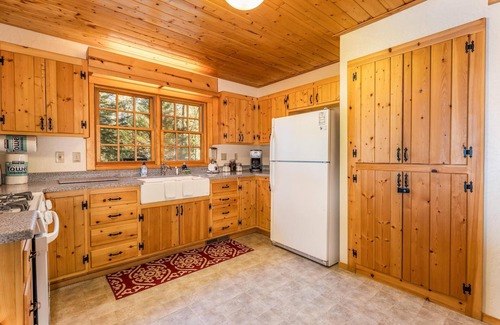 North Wawona House | Place to Call Home - Cabin INSIDE Yosemite! - Dog Friendly!