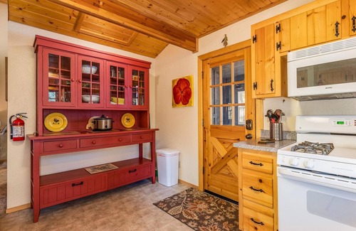 North Wawona House | Place to Call Home - Cabin INSIDE Yosemite! - Dog Friendly!