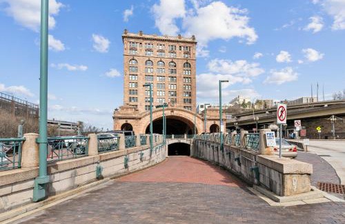 Downtown Pittsburgh Hotel | Placemakr Downtown Pittsburgh at The Pennsylvanian