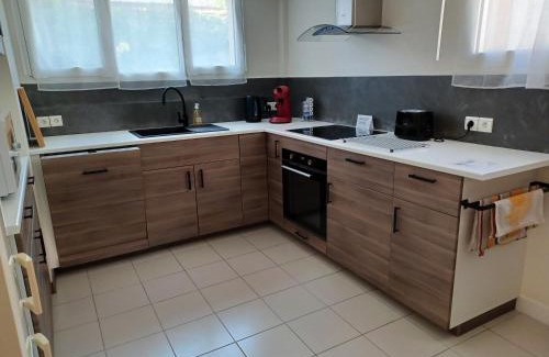 Porchefontaine Apartment | Plain-pied 80 m2 dans maison, parking privé gratuit, gare directe Paris
