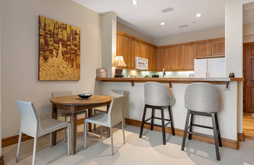Avon Condo | Plan Ahead to Winter! Charming 2BR Condo with Hot Tub for After a Day Out in Beaver Creek!