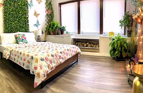 Downtown Niagara Falls Apartment | Planet M-Unique & Fun Apartment