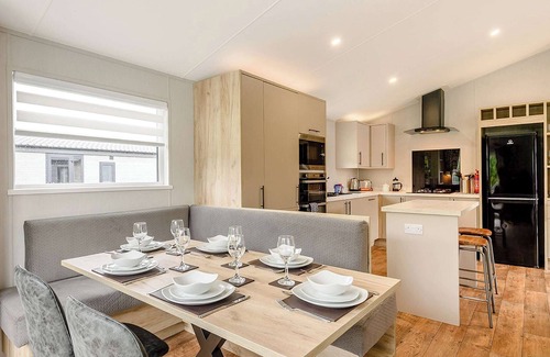 Mablethorpe Ski Chalet | Platinum Lakeview Lodge Sleeps 4