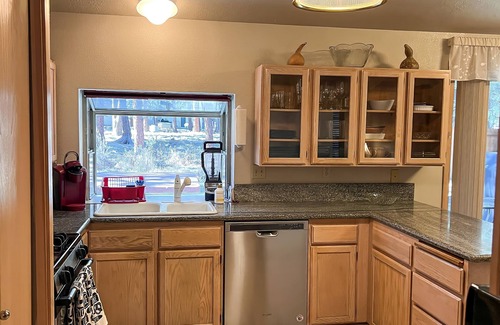 Southwest Bend House | Platinum Paradise-Private Hot Tub-Gas Firepit-Located In BEND-30 Min to Bachelor