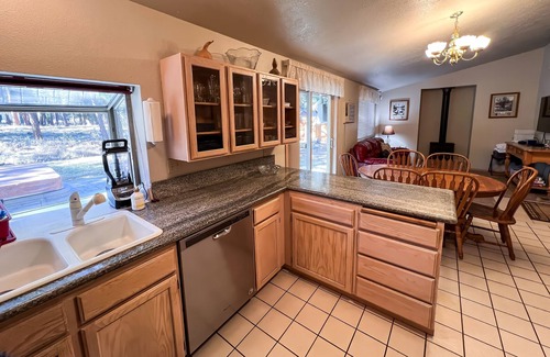 Southwest Bend House | Platinum Paradise-Private Hot Tub-Gas Firepit-Located In BEND-30 Min to Bachelor