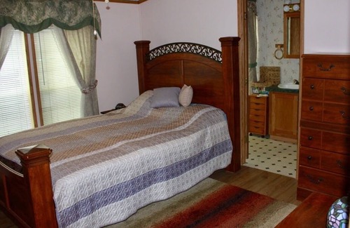 Honor Cabin | Platte Cottage - Quiet for Fishing close to Dunes & Beaches