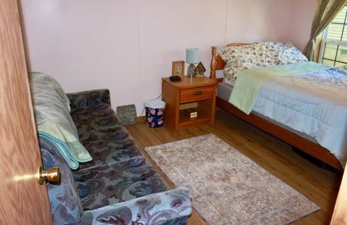 Honor Cabin | Platte Cottage - Quiet for Fishing close to Dunes & Beaches