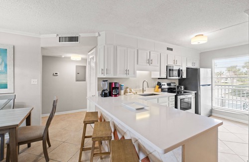 Destin Condo | Play in the emerald green waters of the Gulf! Beach front property