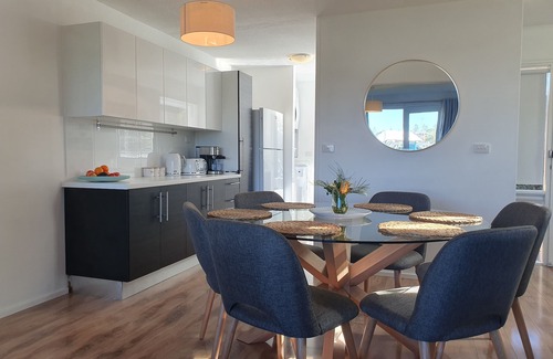 Port Macquarie House | Play@PortMacq - w Wi-Fi, pool, aircon - great location next to shops and marina
