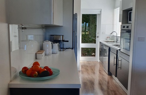 Port Macquarie House | Play@PortMacq - w Wi-Fi, pool, aircon - great location next to shops and marina