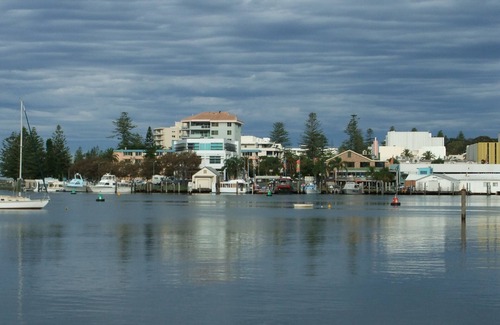 Port Macquarie House | Play@PortMacq - w Wi-Fi, pool, aircon - great location next to shops and marina