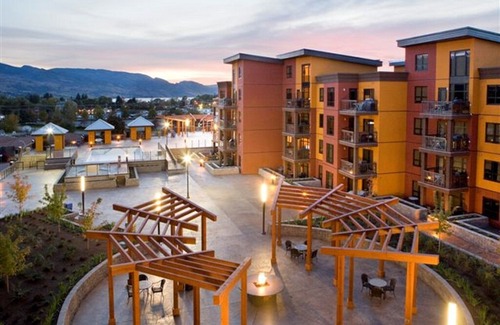 South Pandosy Apartment | Playa Del Sol Two Bedroom With Den Creekside View On 1st Floor