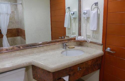 Las Glorias Resort | Plaza Pelicanos Grand Beach Resort All Inclusive