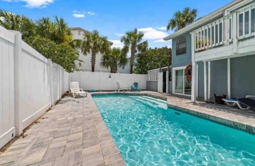 Jacksonville Beach Apartment | Pleasant 2 BD rental 1.5 Blocks from the beach.