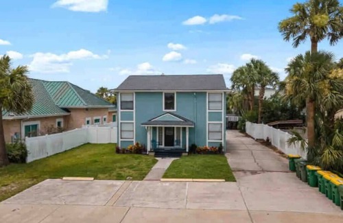 Jacksonville Beach Apartment | Pleasant 2 BD rental 1.5 Blocks from the beach.