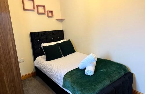 Nottingham Apartment | Pleasant 5BR Home - Near Wollaton Hall, QMC, City Centre & Nottingham University - Sleeps 9
