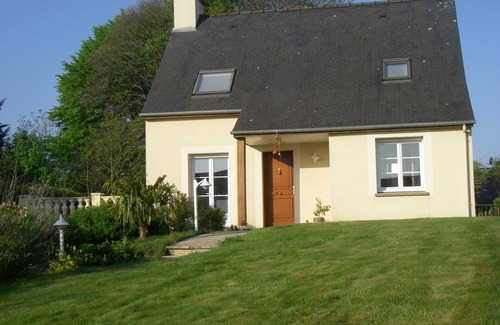 La Vicomte-sur-Rance House | Pleasant, bright house with large enclosed garden for your pets.