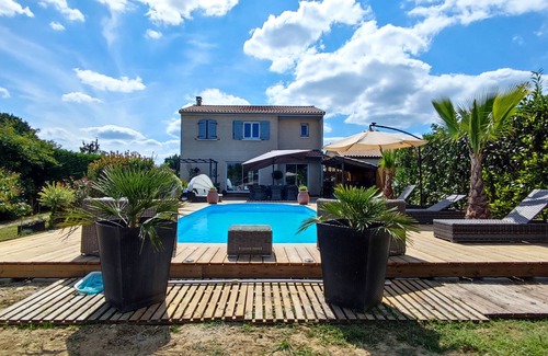 Le Taillan-Medoc Villa | Pleasant, bright villa with swimming pool and JACUZZI in the South West for summer