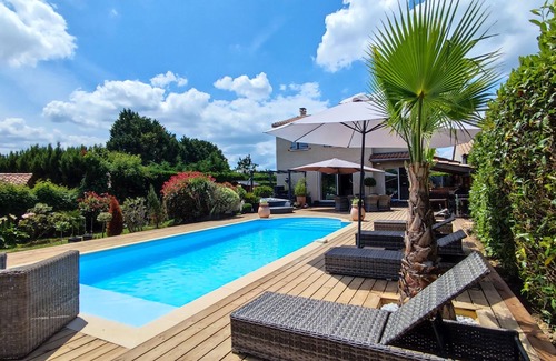 Le Taillan-Medoc Villa | Pleasant, bright villa with swimming pool and JACUZZI in the South West for summer