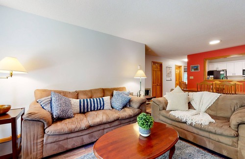 North Conway Condo | Pleasant dog-friendly condo with wood stove, gas grill, pool, & kitchen
