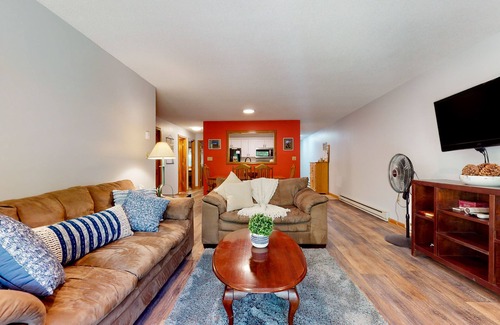 North Conway Condo | Pleasant dog-friendly condo with wood stove, gas grill, pool, & kitchen